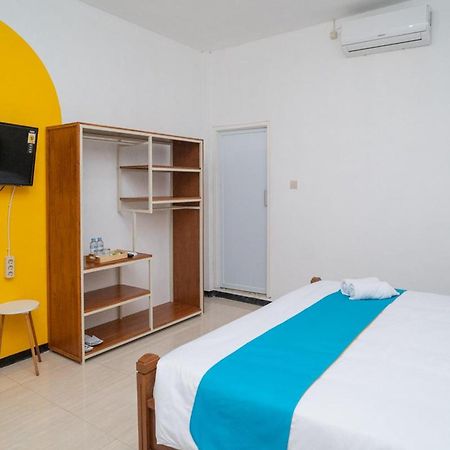 Sans Hotel Queen Batu Sumber Brantas Habitación foto