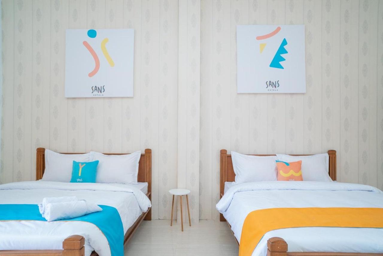 Sans Hotel Queen Batu Sumber Brantas Exterior foto