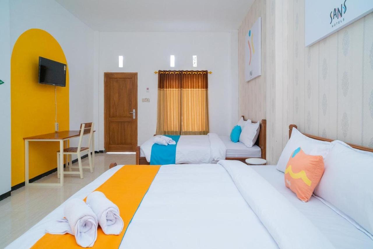 Sans Hotel Queen Batu Sumber Brantas Exterior foto