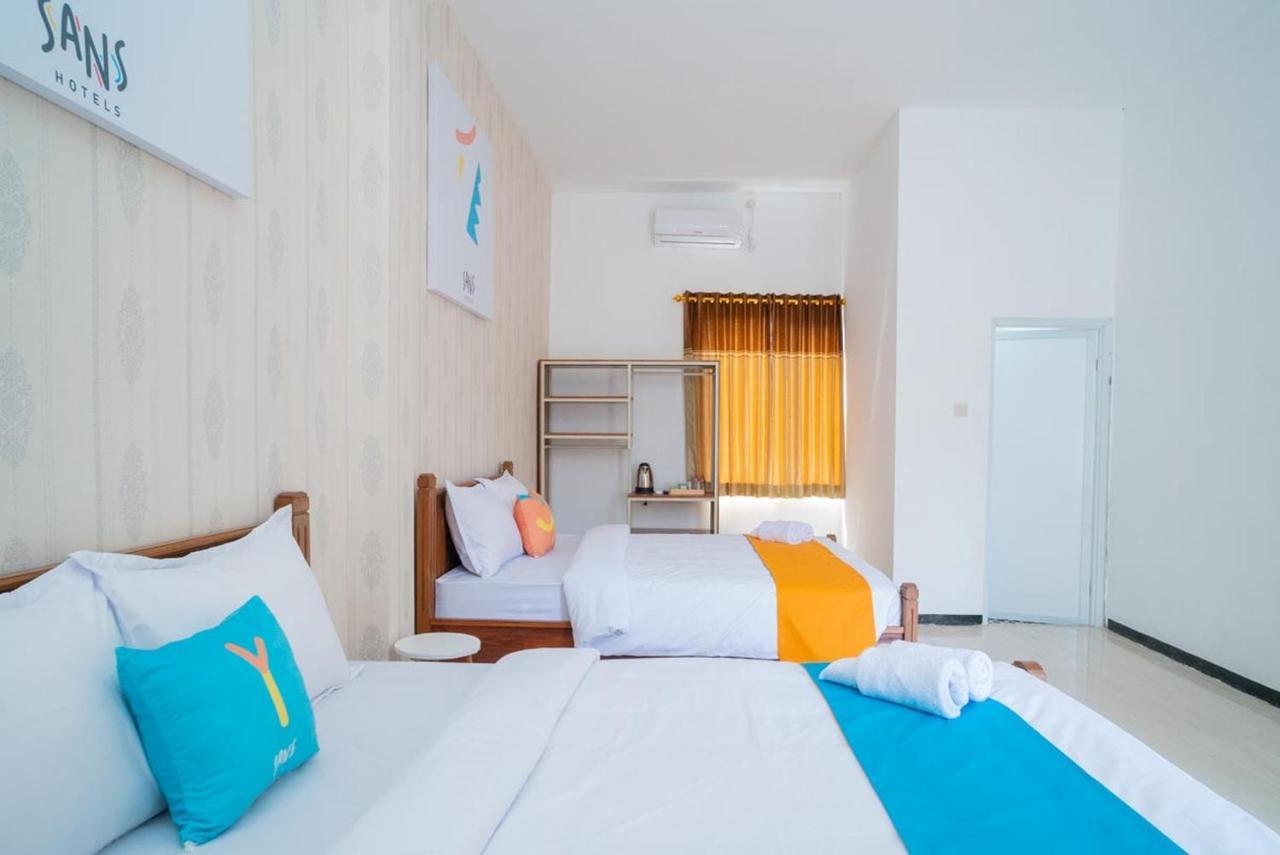 Sans Hotel Queen Batu Sumber Brantas Exterior foto
