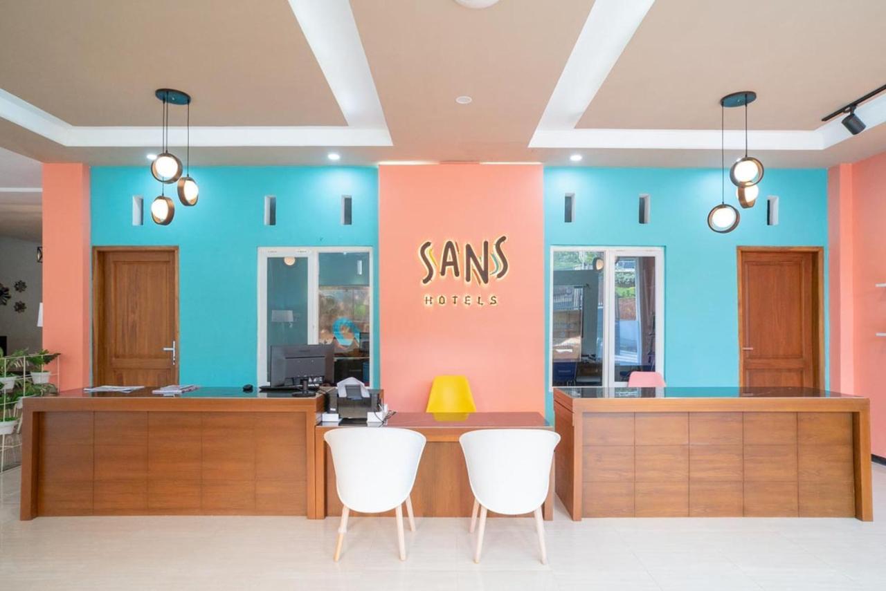 Sans Hotel Queen Batu Sumber Brantas Exterior foto