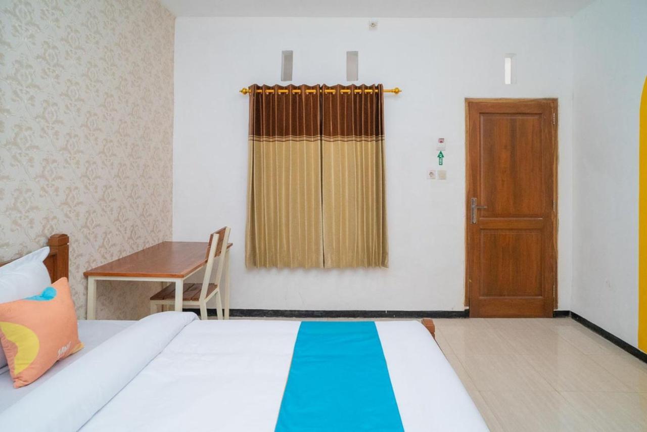 Sans Hotel Queen Batu Sumber Brantas Exterior foto