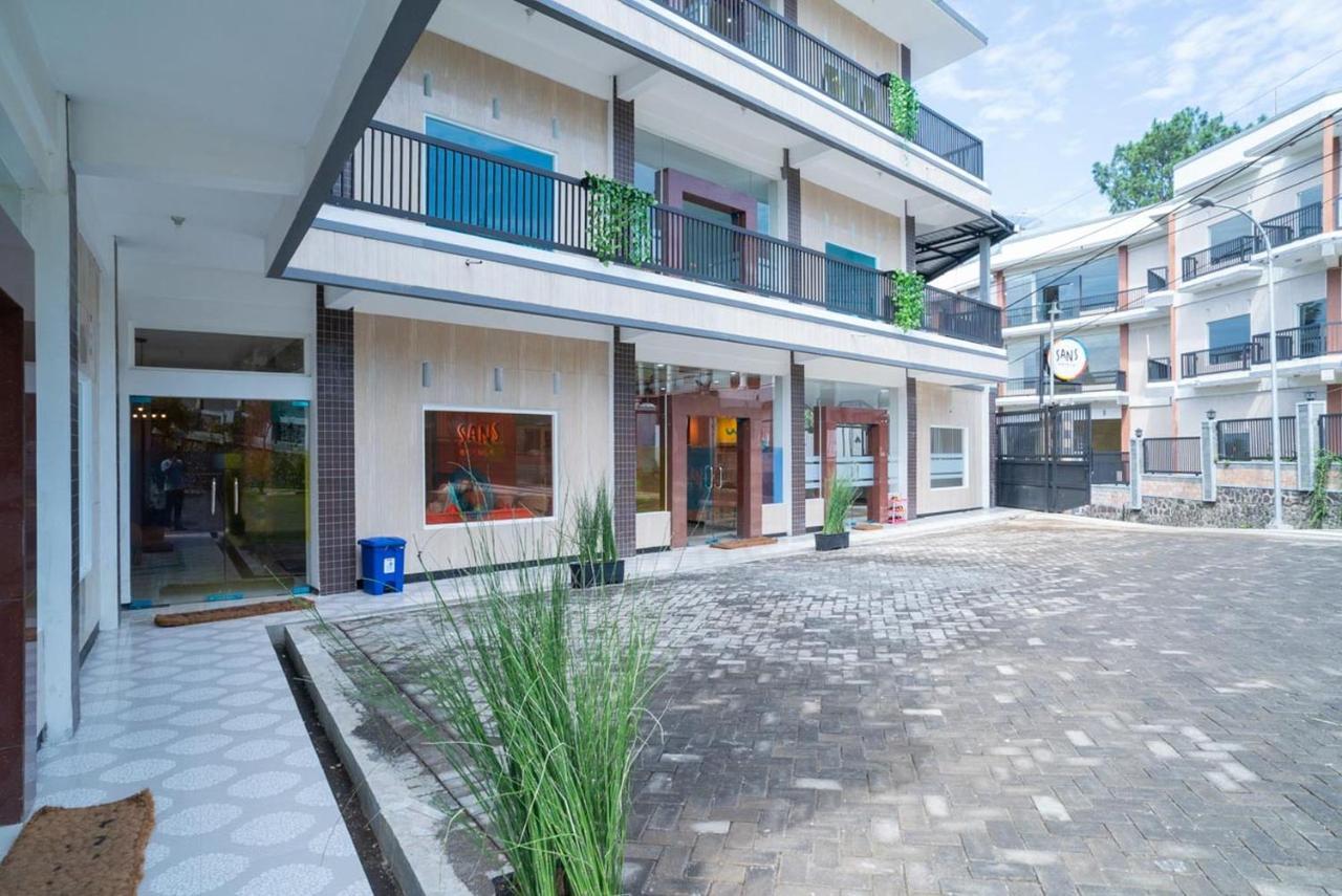 Sans Hotel Queen Batu Sumber Brantas Exterior foto