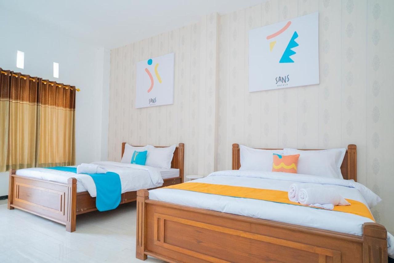 Sans Hotel Queen Batu Sumber Brantas Exterior foto