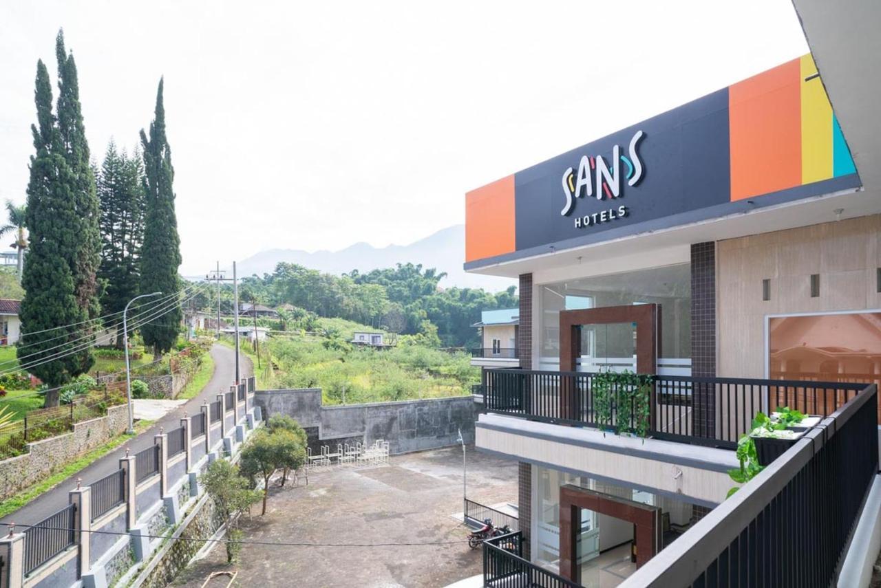 Sans Hotel Queen Batu Sumber Brantas Exterior foto