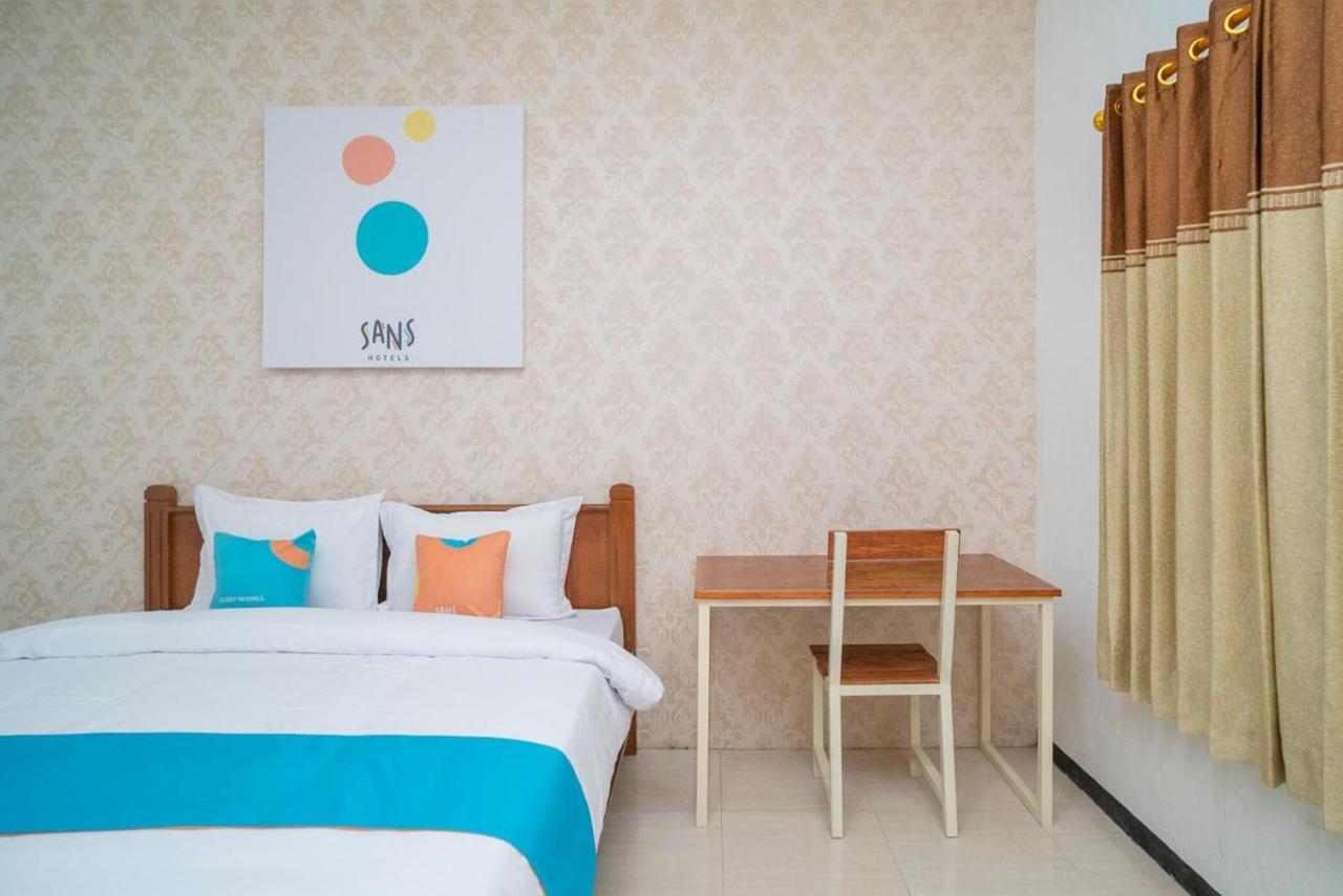 Sans Hotel Queen Batu Sumber Brantas Exterior foto