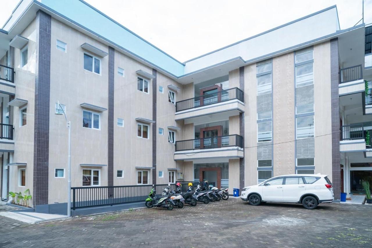 Sans Hotel Queen Batu Sumber Brantas Exterior foto