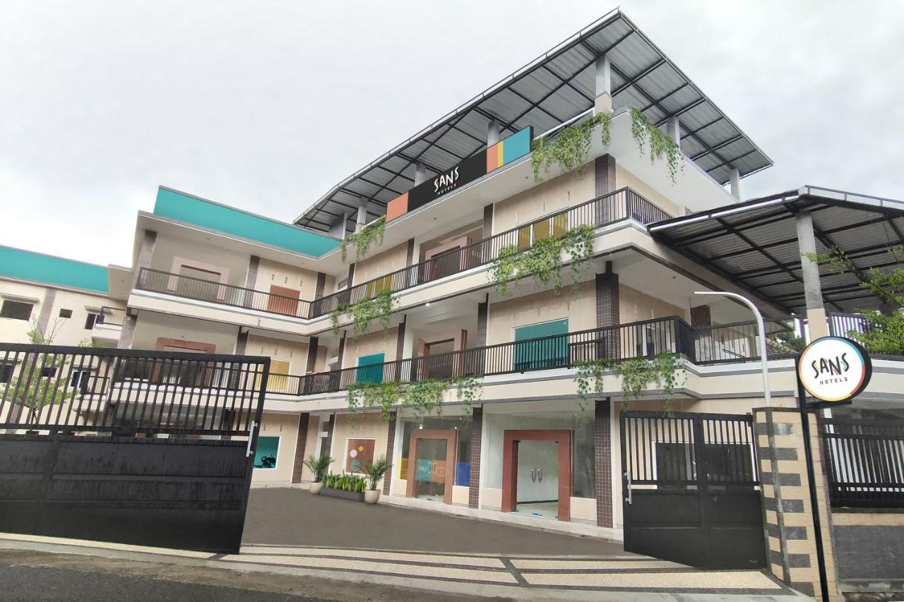 Sans Hotel Queen Batu Sumber Brantas Exterior foto
