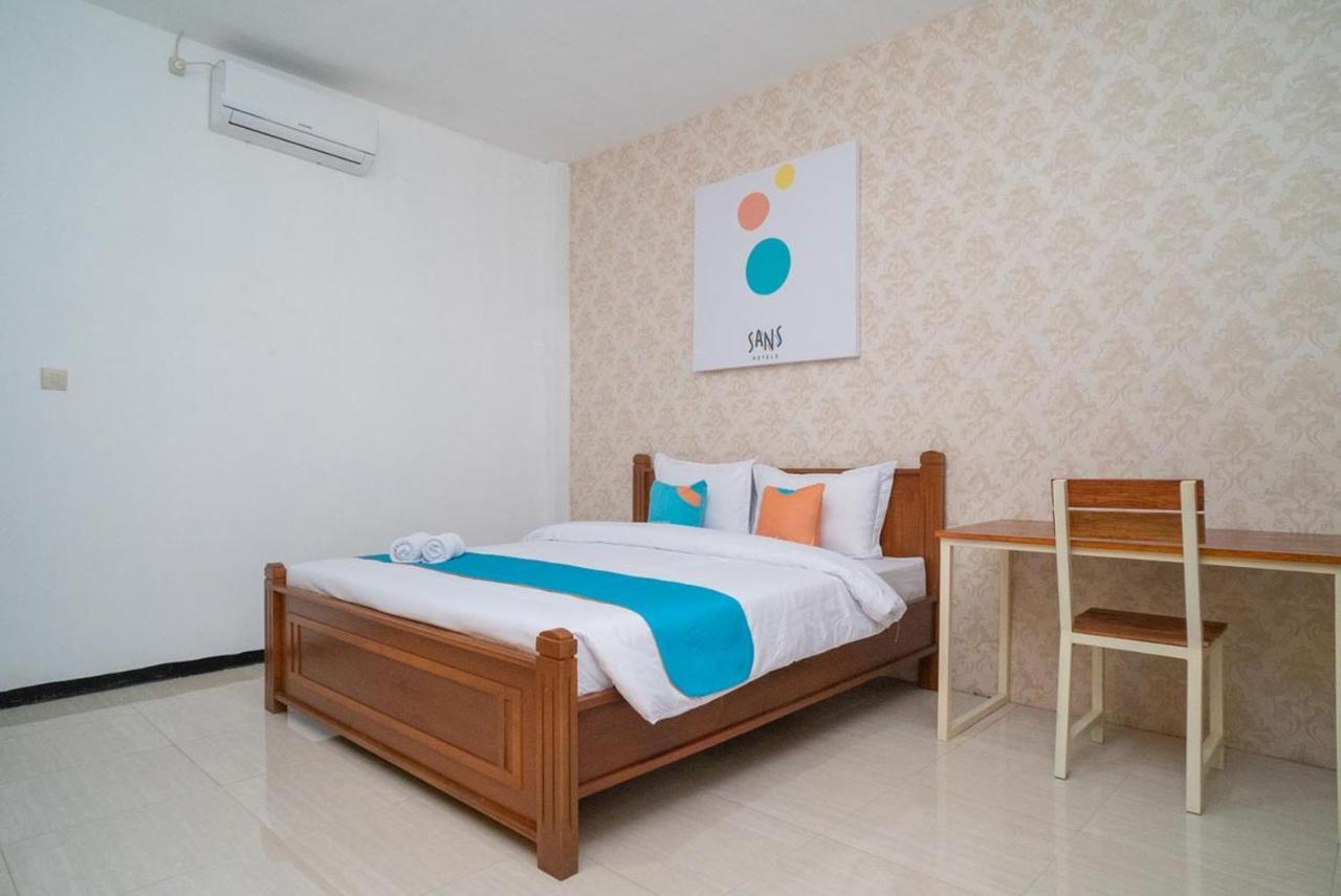 Sans Hotel Queen Batu Sumber Brantas Exterior foto