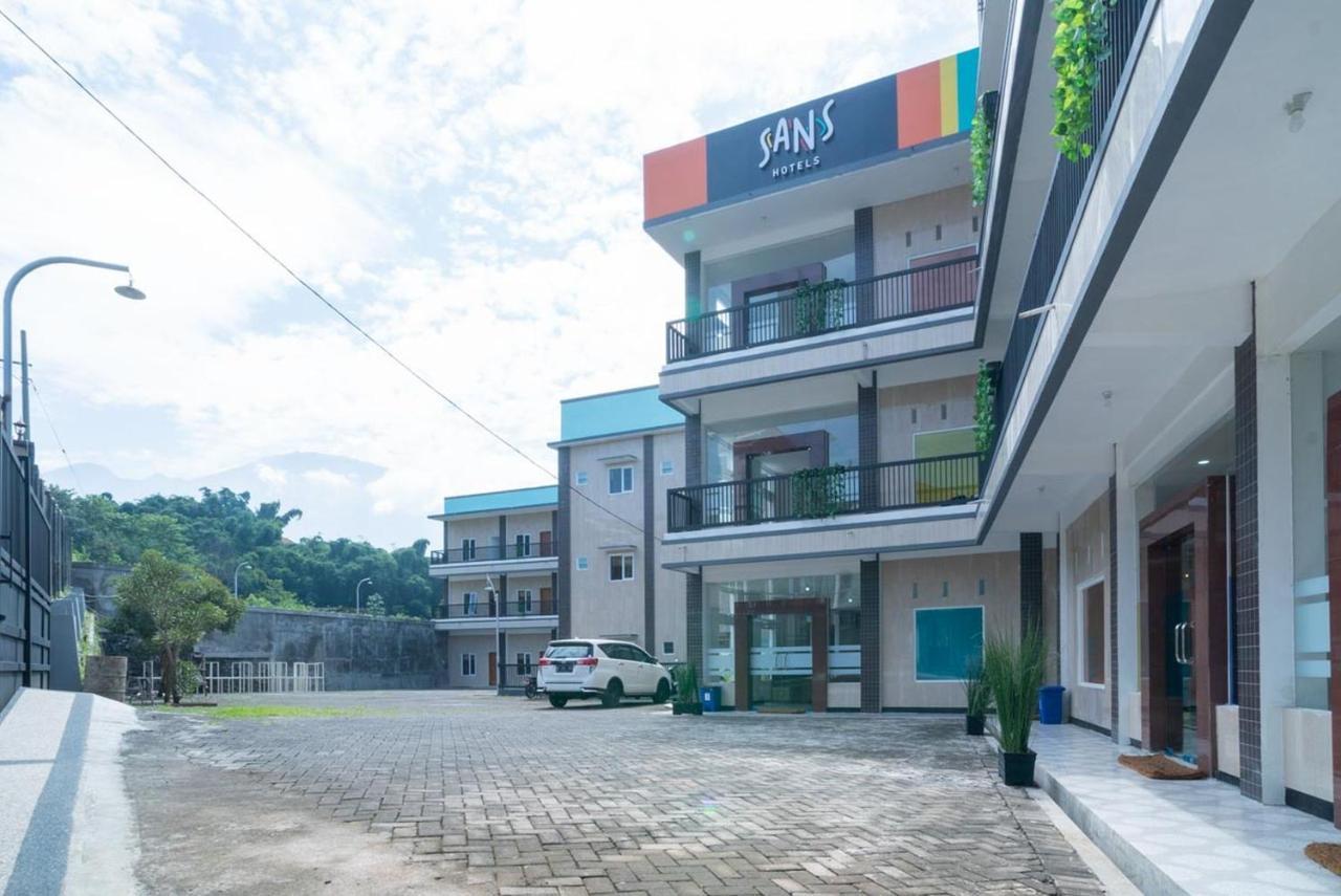 Sans Hotel Queen Batu Sumber Brantas Exterior foto