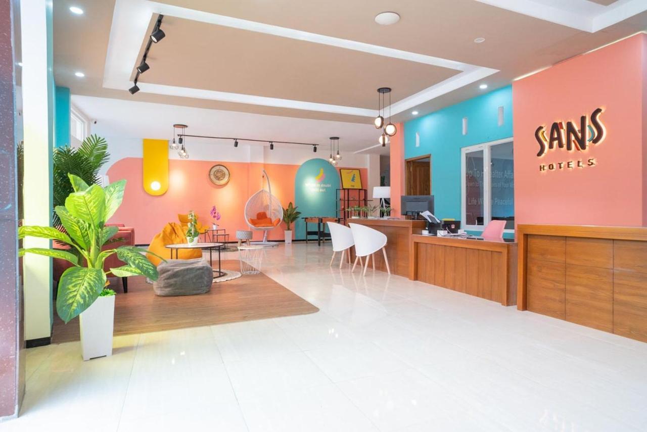 Sans Hotel Queen Batu Sumber Brantas Exterior foto