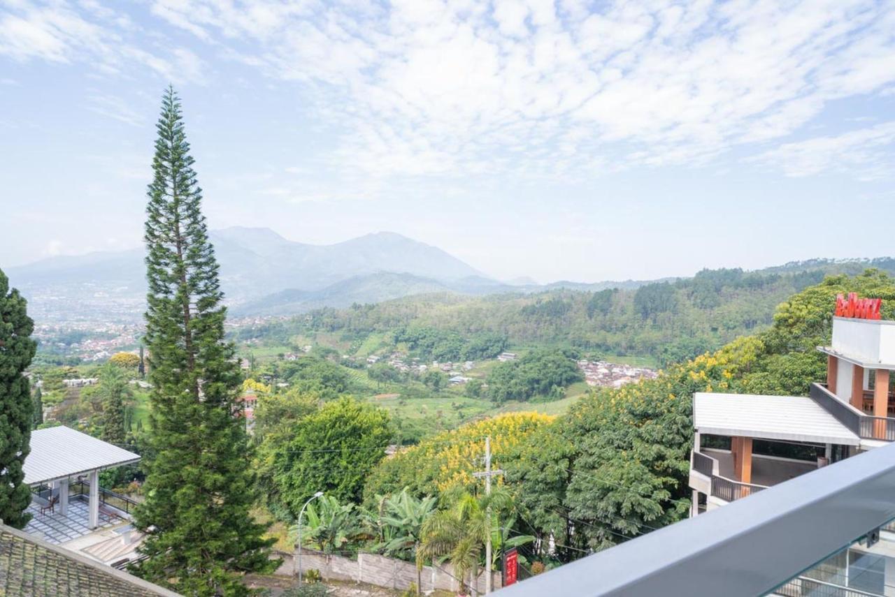 Sans Hotel Queen Batu Sumber Brantas Exterior foto