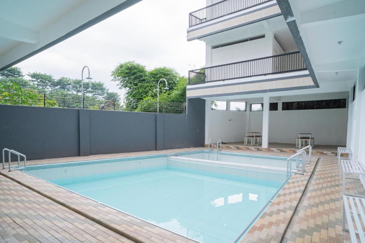 Sans Hotel Queen Batu Sumber Brantas Exterior foto