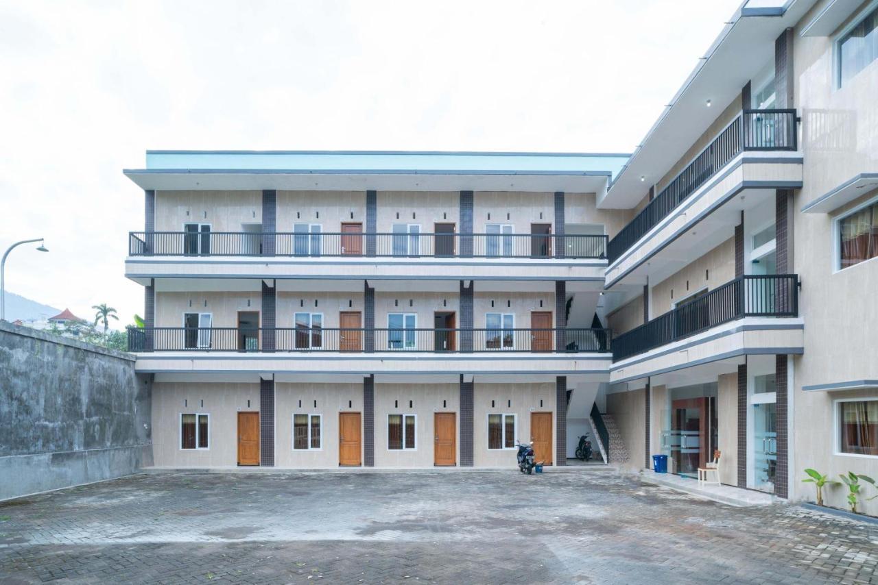 Sans Hotel Queen Batu Sumber Brantas Exterior foto