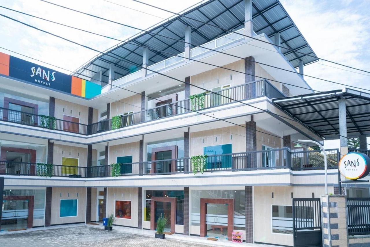 Sans Hotel Queen Batu Sumber Brantas Exterior foto