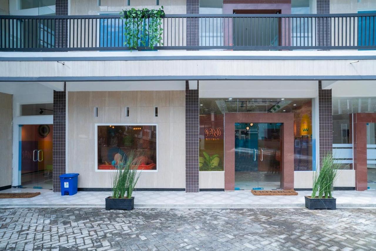 Sans Hotel Queen Batu Sumber Brantas Exterior foto