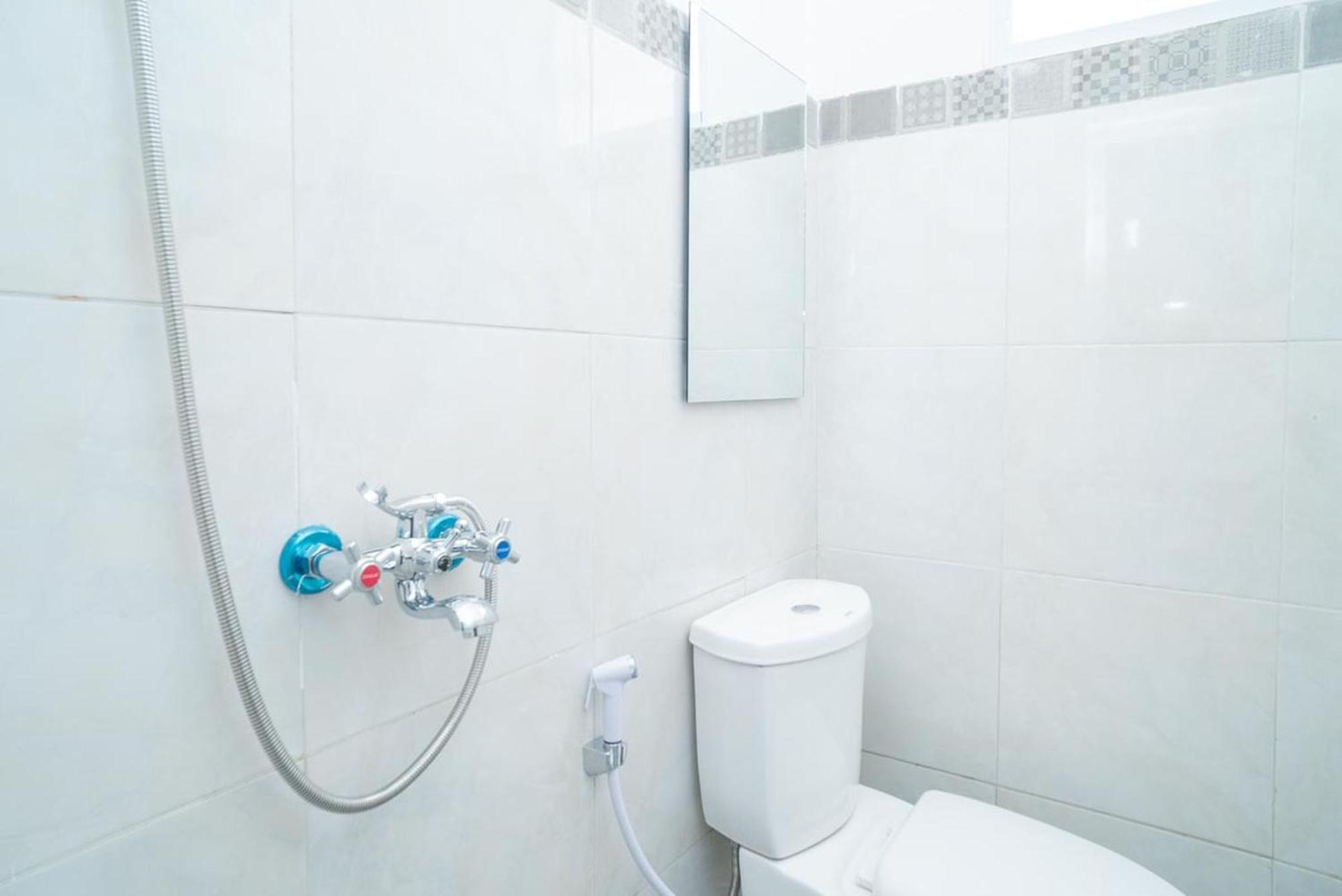 Sans Hotel Queen Batu Sumber Brantas Habitación foto