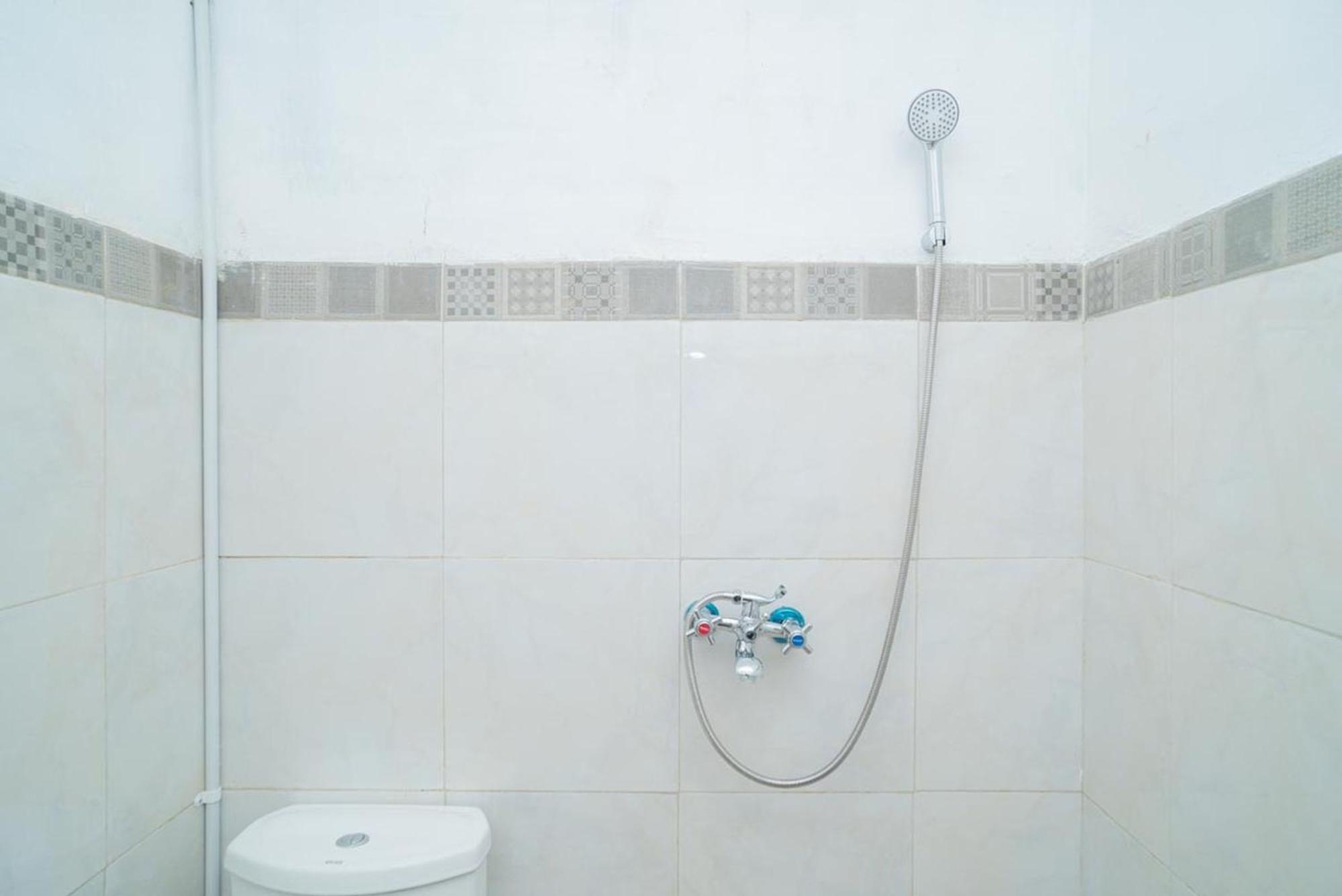 Sans Hotel Queen Batu Sumber Brantas Habitación foto